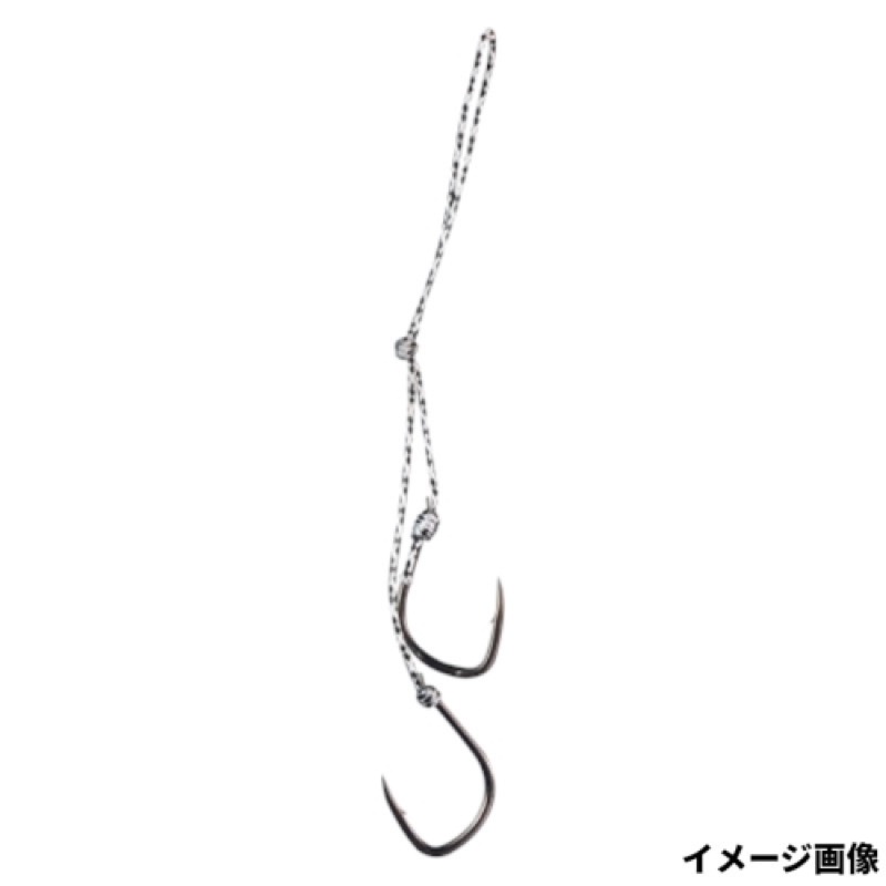 【ジャッカル/JACKALL】様々な長さのネクタイに対応するショート段差の2本鈎仕様。「ビンビンフック乱舞」は、カーブドポイント+ロングスロートの設計によりマダイの唇を確実に捉え深く刺さり込みます。ベ