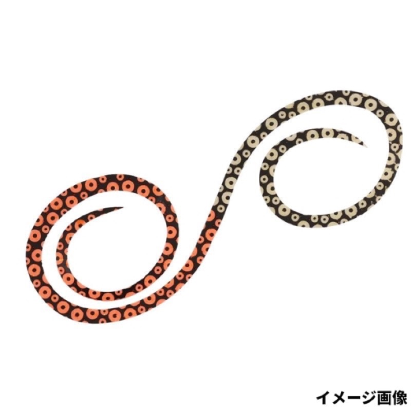 紅牙シリコンネクタイやり過ぎカーリーは、ダイワ独自の3D素材を採用したかつてないスーパーロングネクタイ。3Dシリコン素材は、素材の表面に配した突起が独自の波動を発し、厚手の素材との相乗効果で、強烈な水