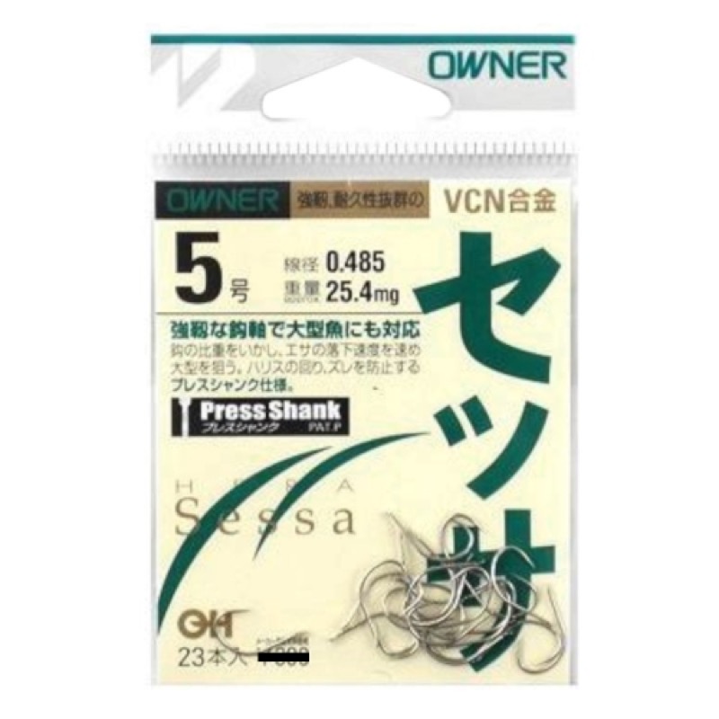 重量感がある鈎軸がエサの沈下速度を早めて底の大型へらを狙う。また、ハリスに『張り』をあたえ、夏の活性時のみならず、冬の繊細な喰いアタリも確実に取ることを可能にした。管理釣り場の大型魚釣りにも対応した強